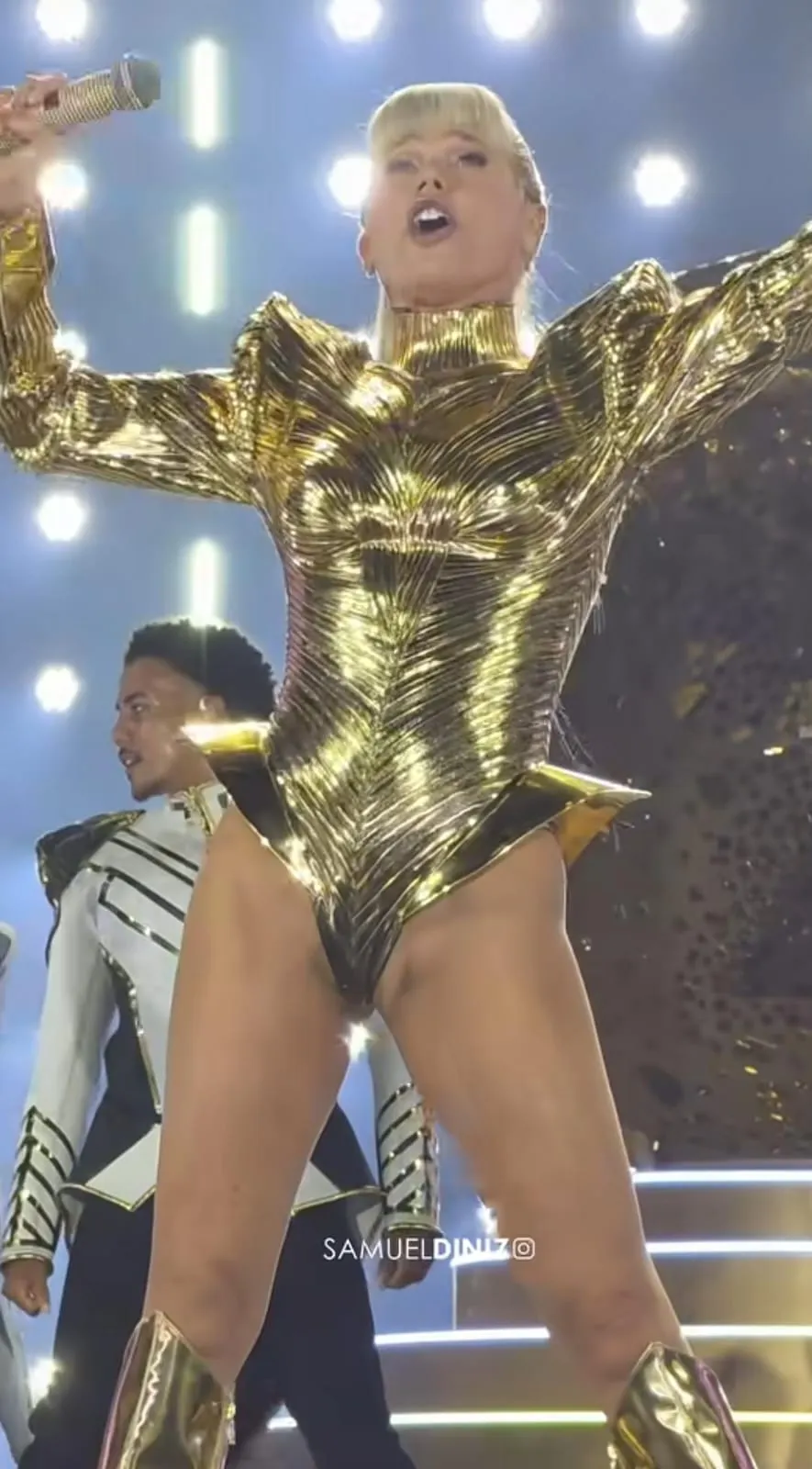 El jugado vestuario de Xuxa: del brillo de los 80 y 90 a la polémica por un corte cavado en la zona de la entrepierna.