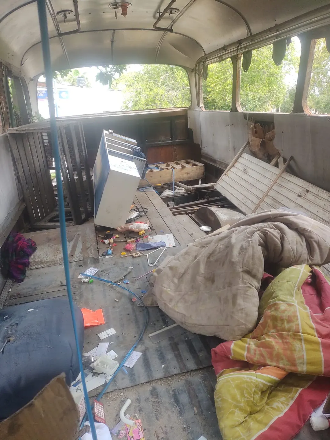 El colectivo estaba tomado y generaba un foco infeccioso, además de ser vinculado a hechos de inseguridad en la zona.