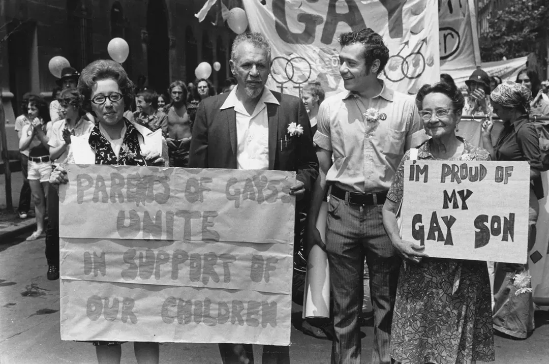 Padres apoyando a sus hijos en la marcha del orgullo de 1973.