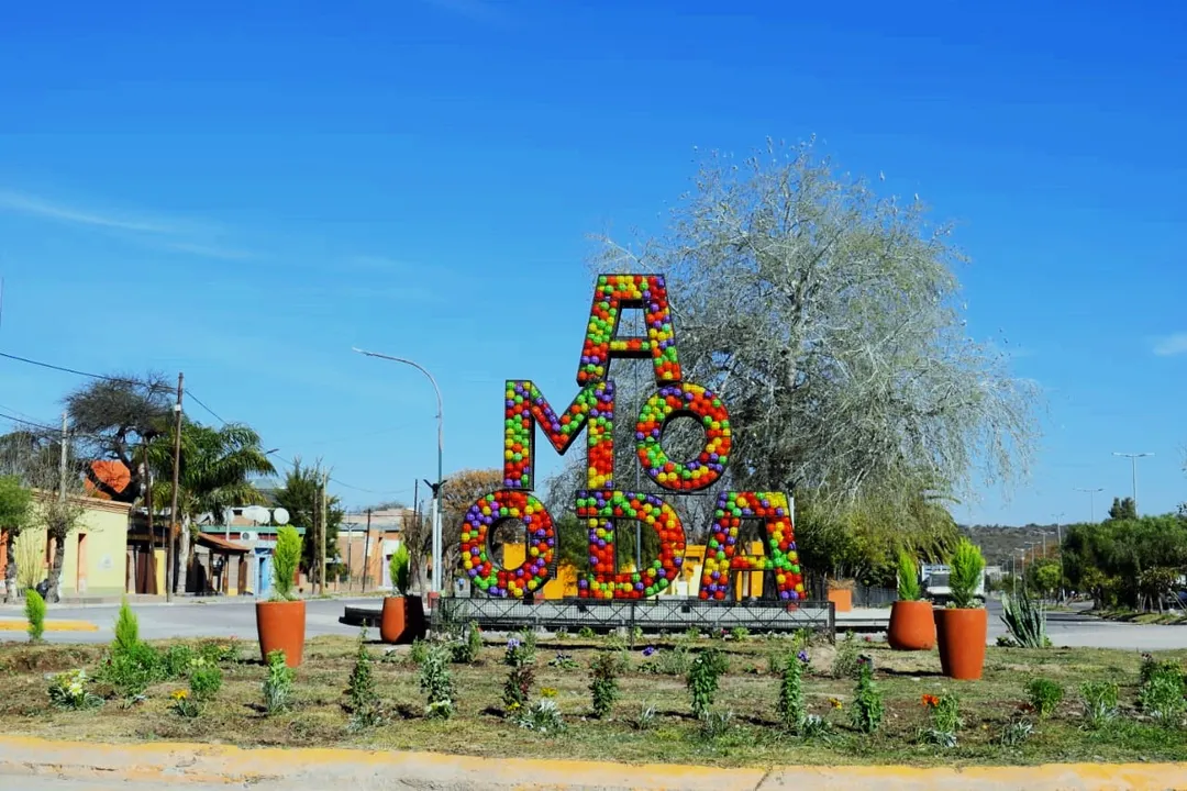 Arroyos, quebradas y pinturas rupestres aparecen en los alrededores de este pueblo del sur de Santiago del Estero