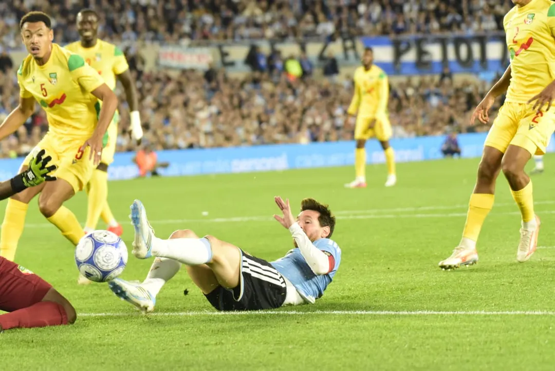 Messi intenta rematar desde el suelo. Fue el jugador más peligroso y desequilibrante de la Selección en el primer tiempo.