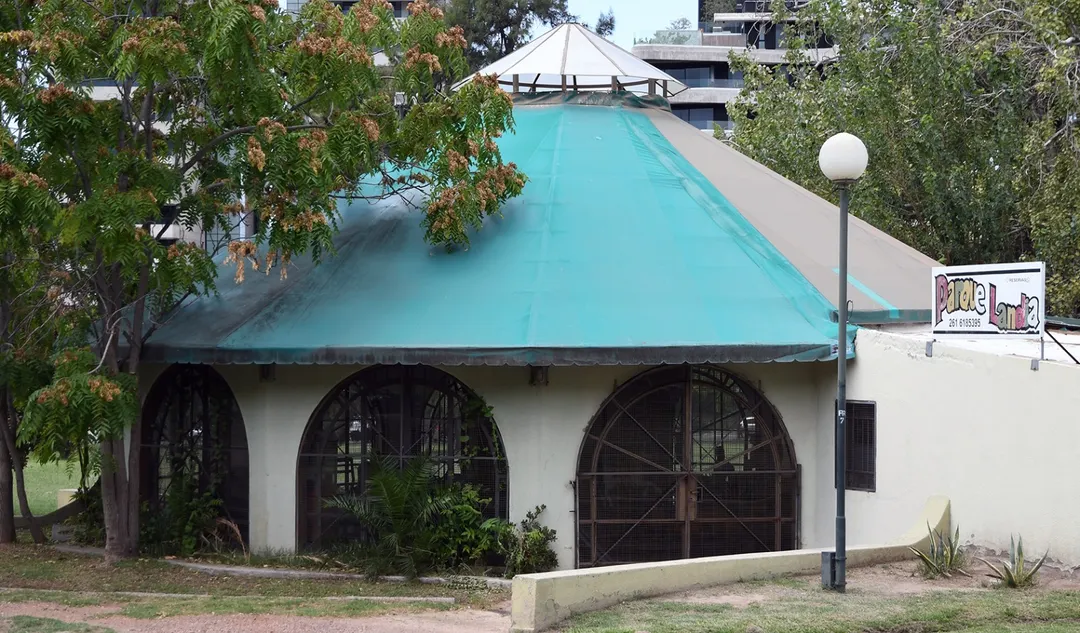 Edificio la Calesita en el Parque San Martín. 