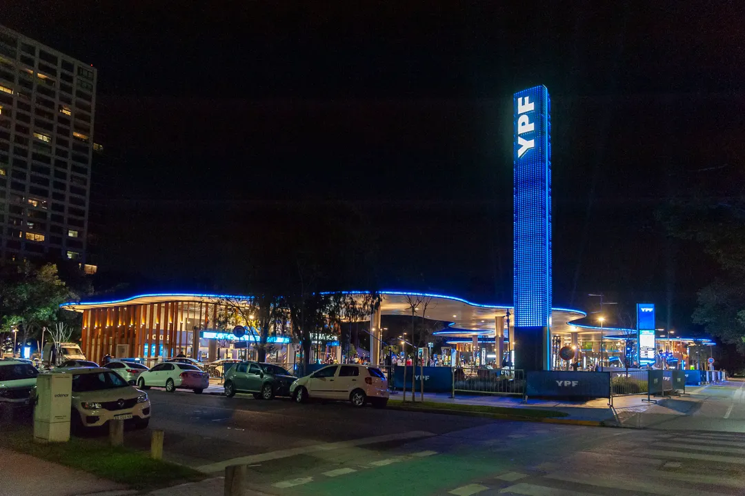 YPF quiere capitalizar su app y billetera virtual en un banco.