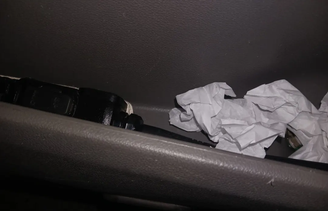 El inhibidor de alarmas incautado en el interior del auto de los presuntos ladrones. 