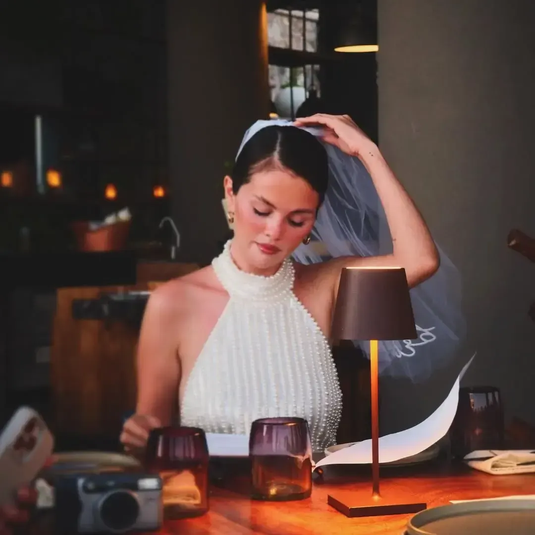 Selena Gómez y los outfits virales de su despedida en Los Cabos.