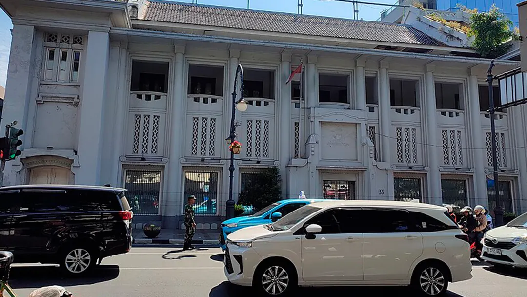 La elección de Bandung tampoco es casual. La ciudad ocupa un lugar importante en la historia musical indonesia y el proyecto oficial presentado en julio ya señalaba que el museo buscará destacar precisamente el papel de Bandung como una de las ciudades que vio nacer músicos de distintos géneros.