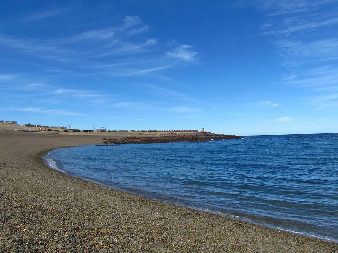 El entorno natural cercano al pueblo permite observar fauna marina y paisajes protegidos de la Patagonia.