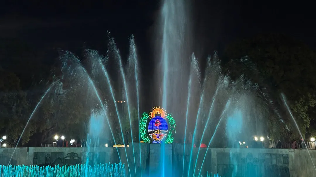 La Plaza Independencia vibró al ritmo de los grandes éxitos de Enanitos Verdes.