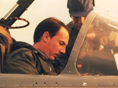 El entonces Teniente de Fragata Armando Mayora, atándose en la cabina del SUE 3-A-203 con ayuda de su mecánico, para iniciar la misión en la fría mañana del martes 4 de mayo de 1982. 