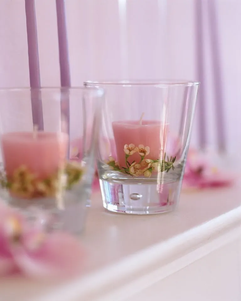 7. Las velas son un elemento esencial para una mesa elegante en una cena. Para un estilo clásico, elegir candelabros a juego con velas y colócarlas a lo largo de la mesa. Las velas pequeñas en portavelas de colores o transparentes crearán un ambiente agradable. Créditos: Future/Simon Whitmore.