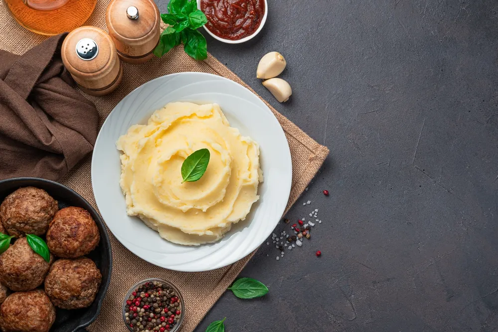 Esta receta de albóndigas con puré combina proteínas y carbohidratos, lo que la convierte en una comida completa y equilibrada.