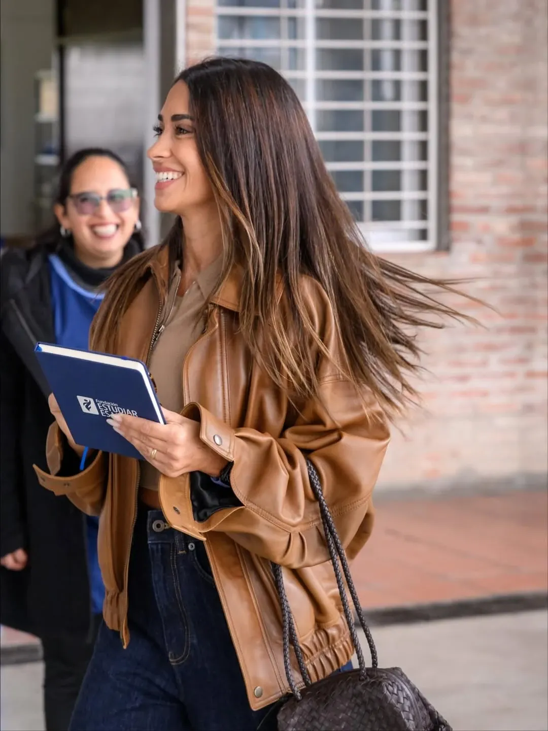 Camel, jean y cuero oversize: la fórmula de Antonela Roccuzzo.
