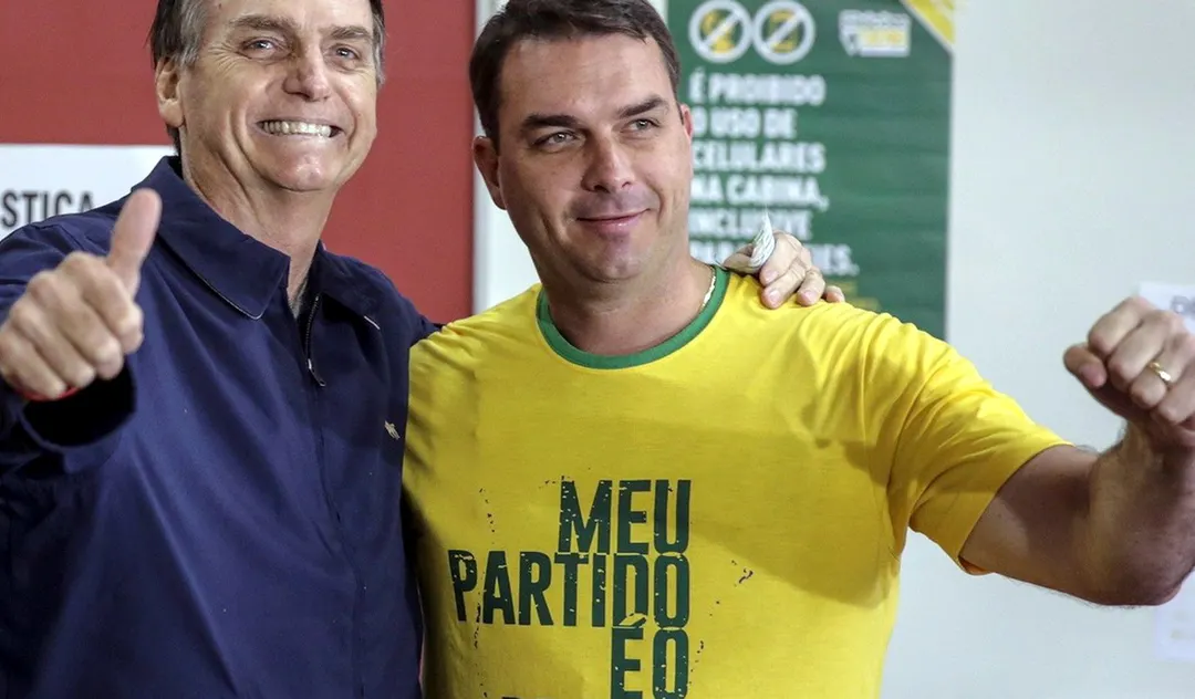 En Brasil, Flavio Bolsonaro, junto a su padre Jair en la foto, compite con Luiz Inácio Lula da Silva. 