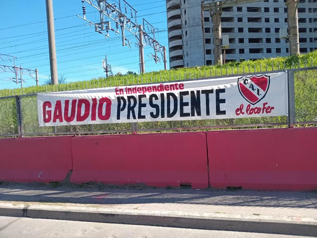"Gaudio presidente", los pasacalles que copan no solo las inmediaciones del Libertadores de América sino las avenidas del centro de Avellaneda.