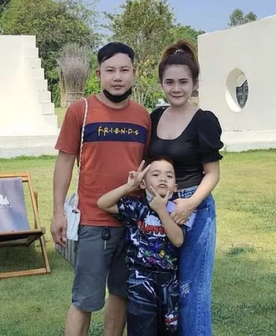 Nattapong Pinta, junto a su esposa  y su hijo