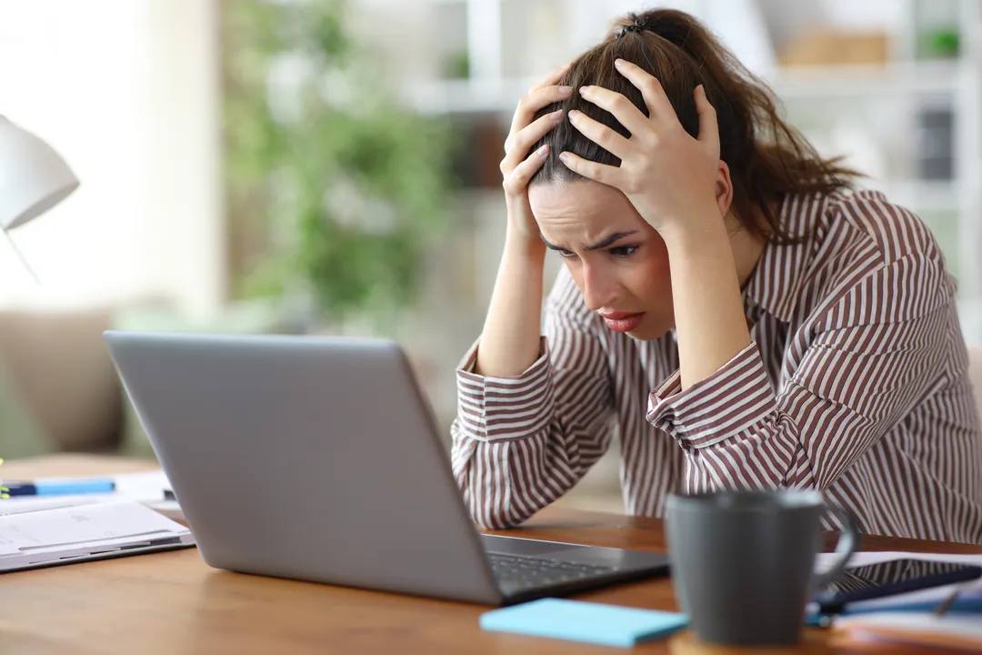 La degradación de los componentes de almacenamiento químico reduce la autonomía de las computadoras portátiles durante las jornadas de trabajo fuera del hogar.