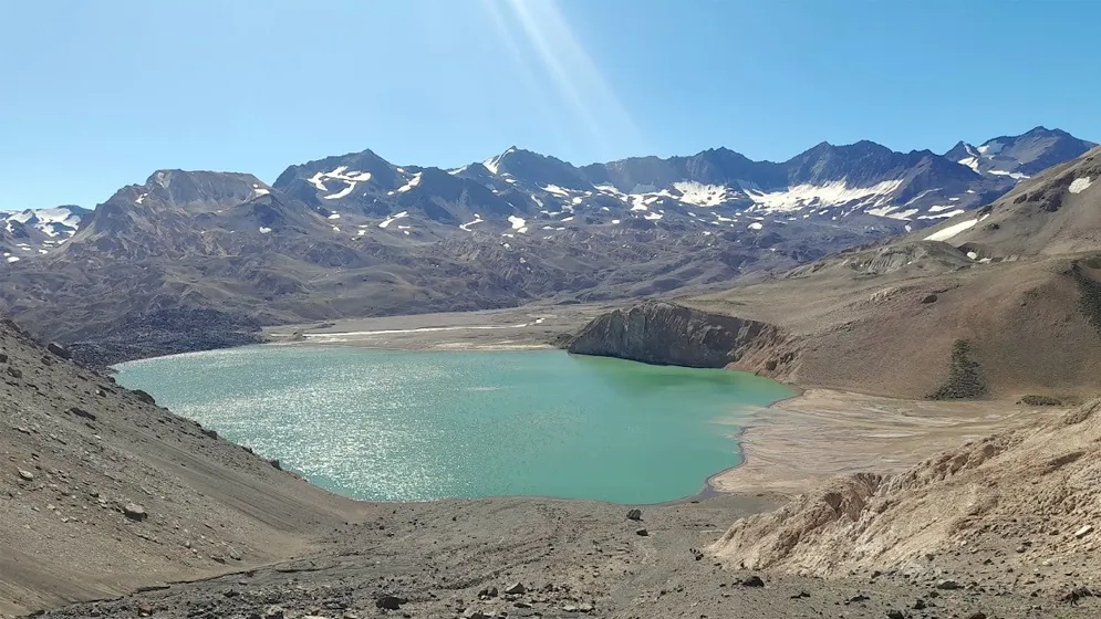 Laguna del Atuel en San Rafael, uno de los lugares por los que ciencia y trekking se unen en un proyecto que busca mostrar el pasado sin ponerlo en riesgo.