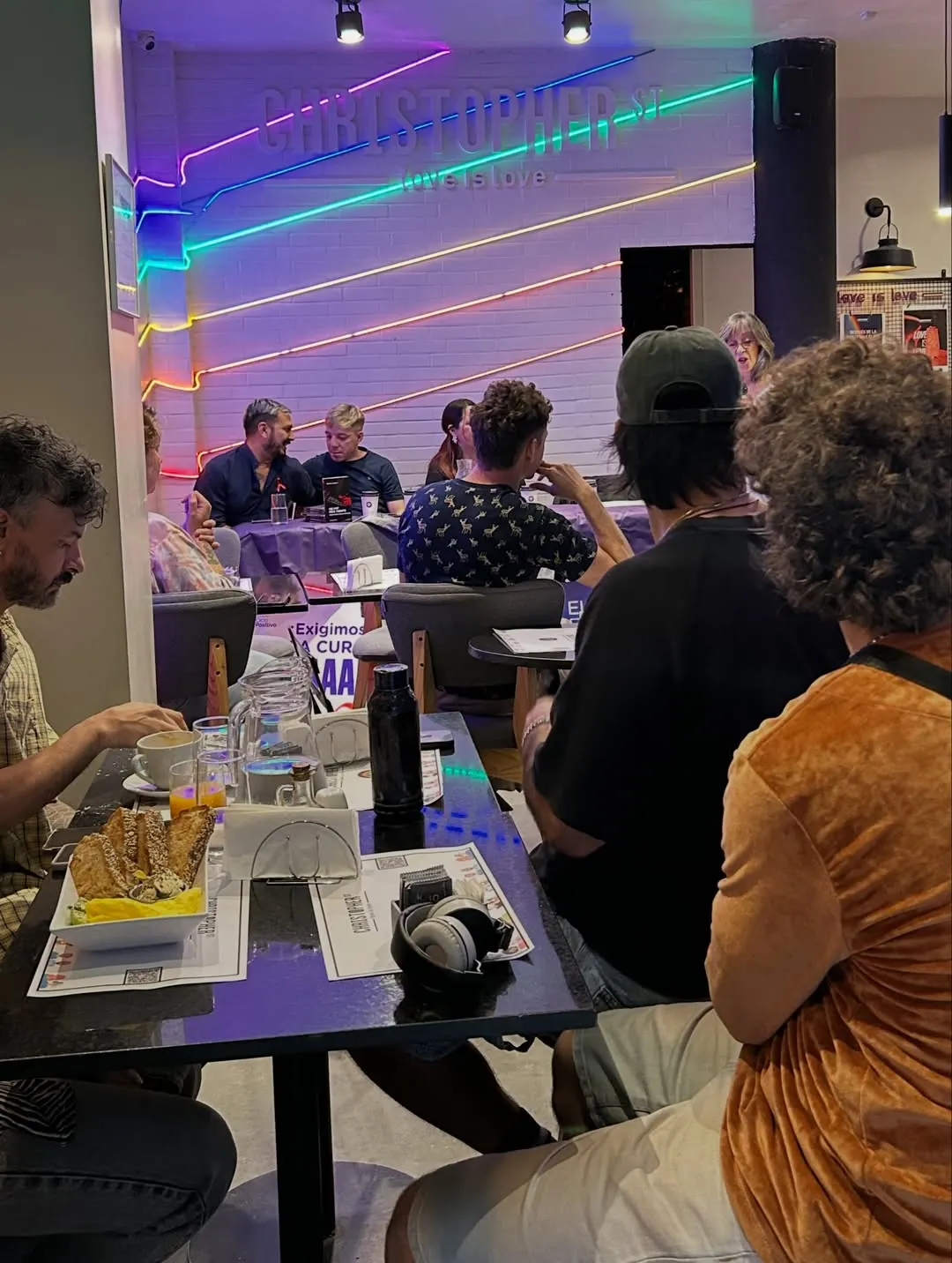 Cafetería y coctelería de autor en un espacio que fomentan la inclusión laboral.