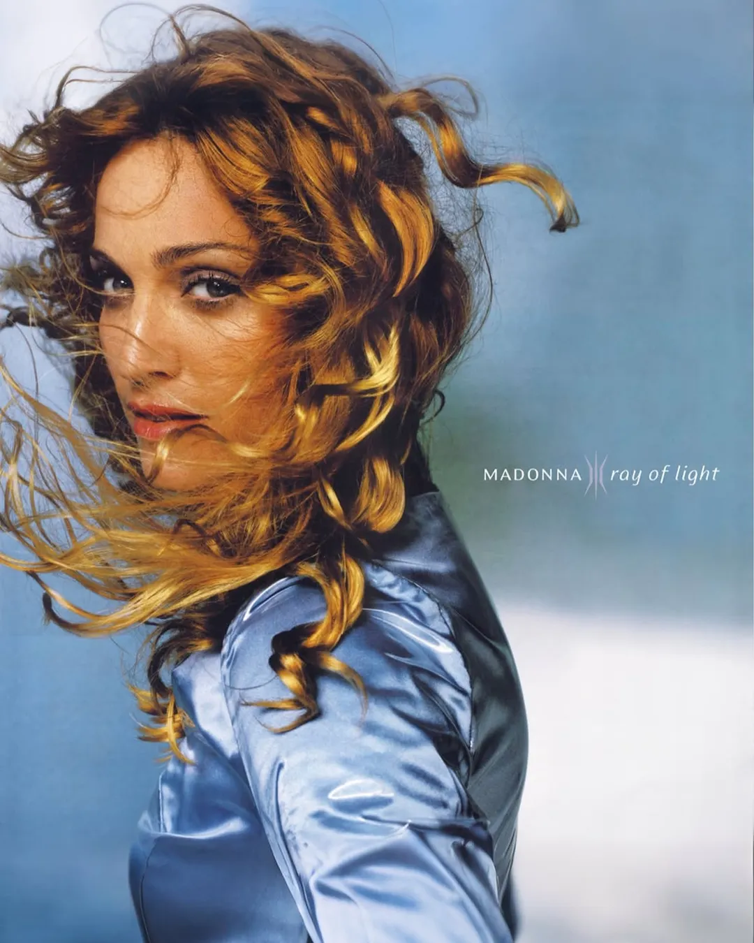Portada del emblemático y premiado álbum Ray of Light (1998) que distinguió a Madonna en manos de William Orbit.
