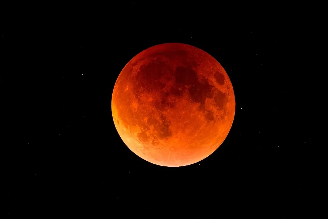 El color rojo del eclipse se produce porque la atmósfera terrestre dispersa la luz azul y permite el paso de las tonalidades rojas y naranjas.