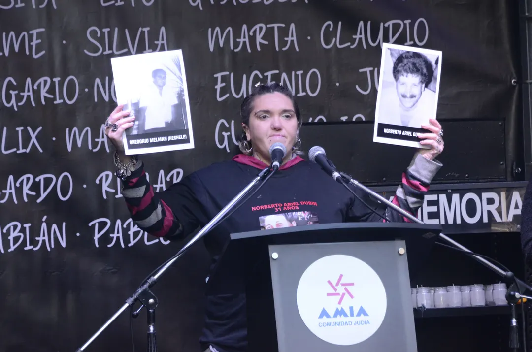 Familiar de dos víctimas del atentado a la sede de la AMIA, exigiendo justicia. 
