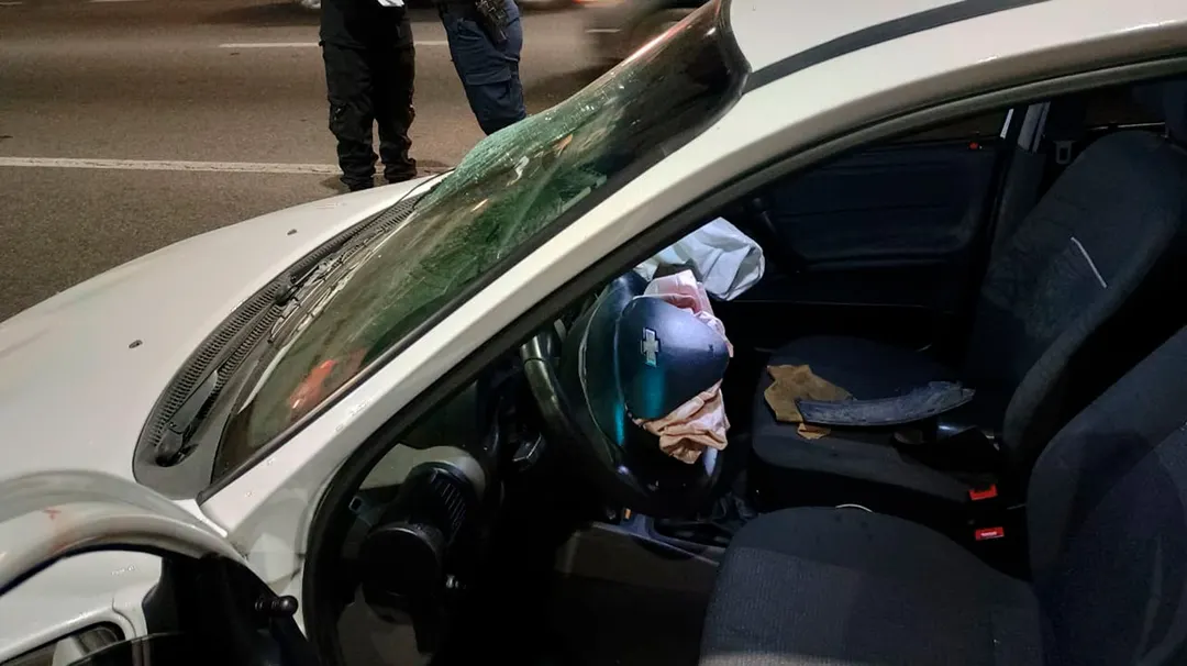 El Corsa que protagonizó el accidente y cuyo retiro de una playa está siendo investigado. 