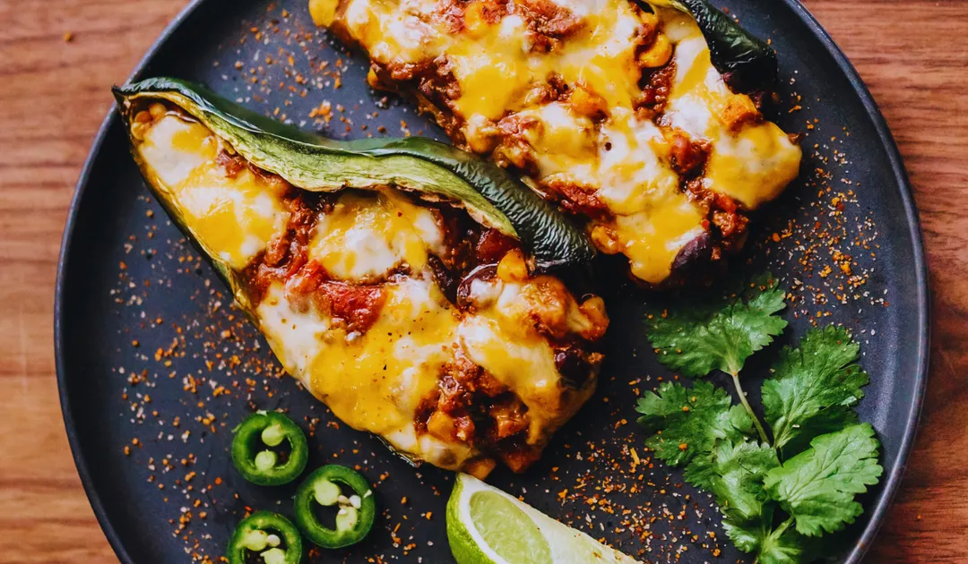 Receta de chiles rellenos de queso para sorprender a tu familia.