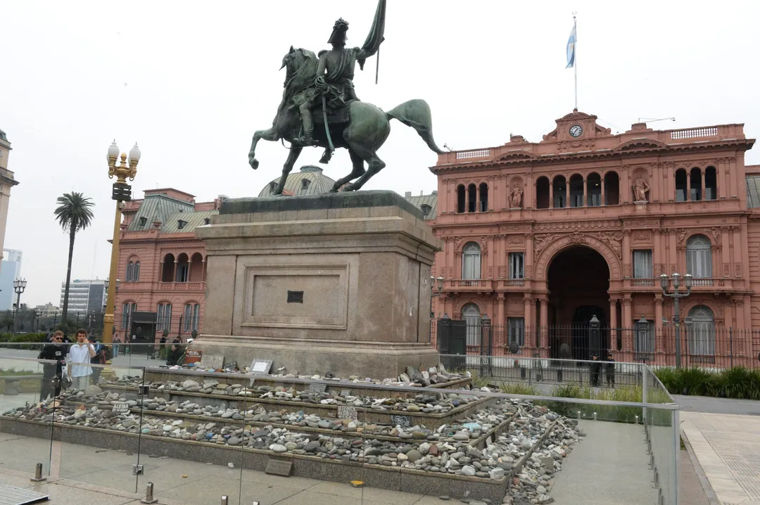 Las piedras colocadas frente a Plaza de Mayo