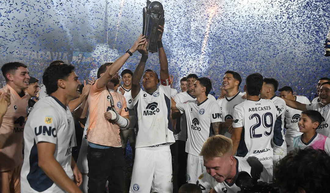 Sebastián Villa fue el capitán del equipo de Independiente Rivadavia que hizo historia.