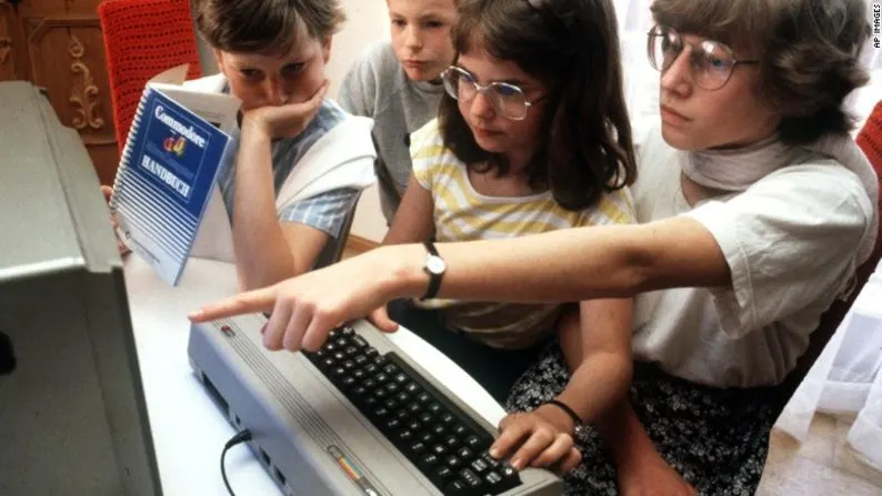 Las computadoras personales eran una rareza, y en las clases de computación —así se llamaban— íbamos descubriendo un mundo nuevo.