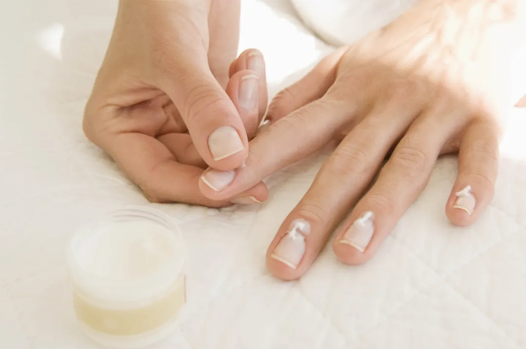 Las uñas discretas y elegantes son la última tendencia. 