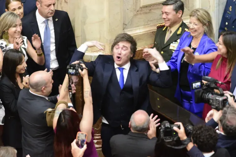 Javier Milei parecía fuera de control, mientras descargaba insultos sobre la bancada kirchnerista.