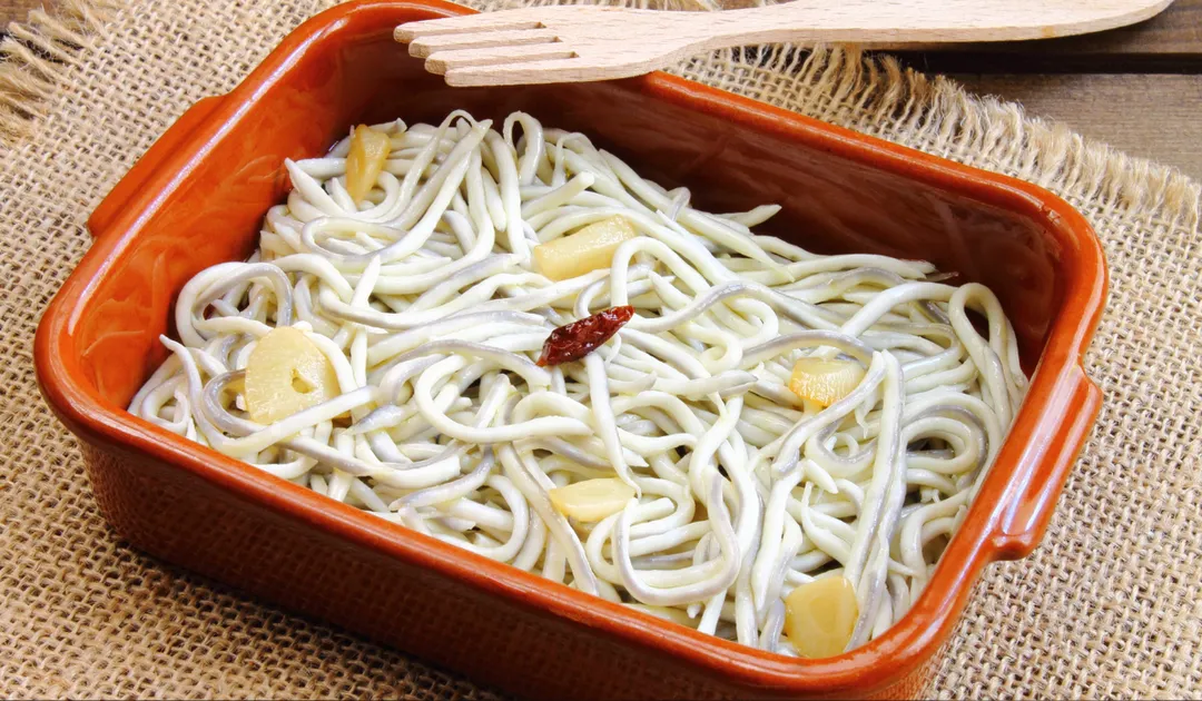 Es una de las tapas más pedidas en los bares españoles, especialmente servida en cazuelas de barro con pan para mojar.