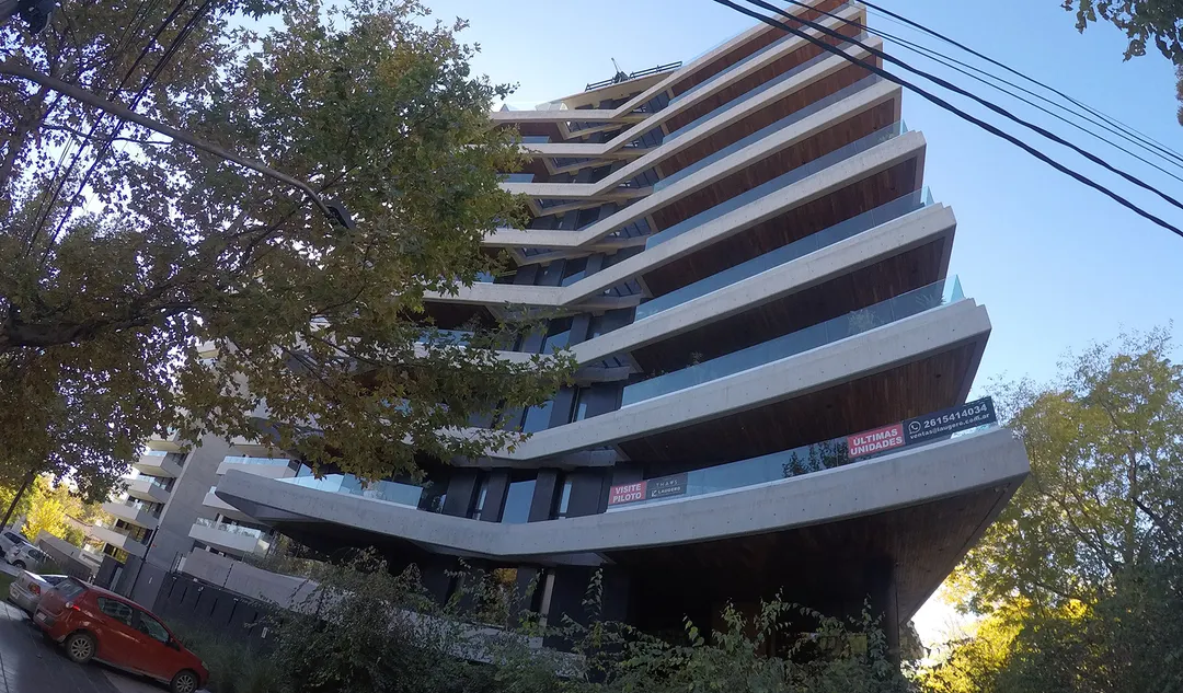 La lujosa torre Thays en la que fue allanado un departamento de Leal.