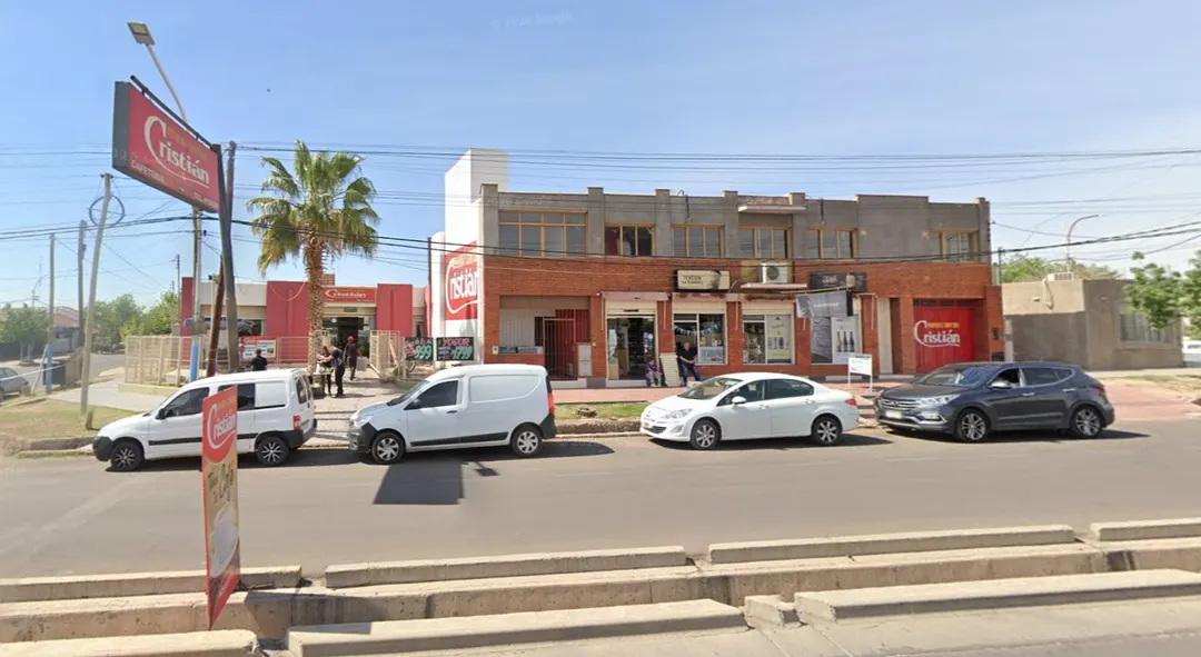 La concurrida y tradicional Panadería y Confitería Cristián funciona hace más de 40 años en Luzuriaga, Maipú. 