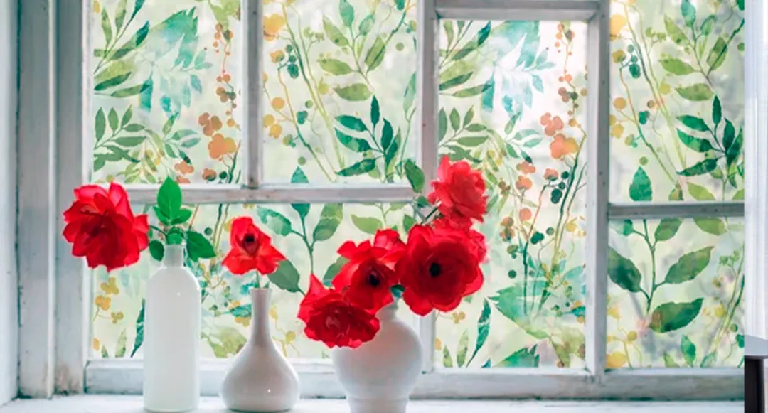 Existen películas decorativas para ventanas y también para vitrales. Foto: .etsy.com