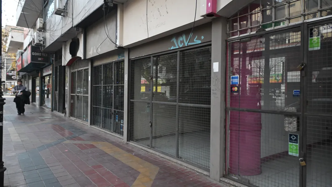Comercios vacíos en el centro mendocino, una postal cada vez más frecuente. 