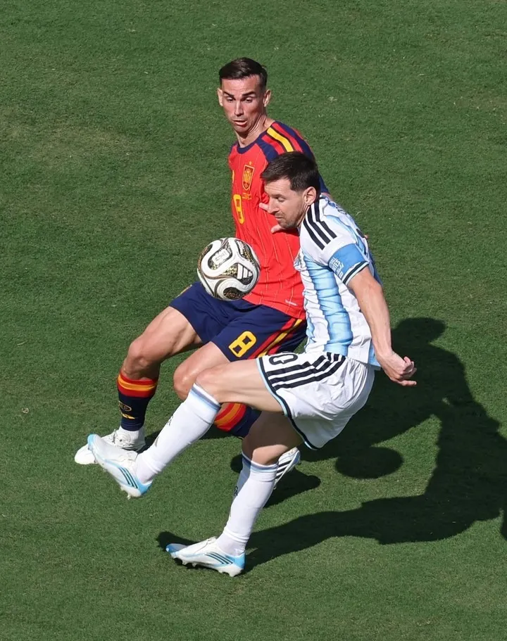 Fabián Ruiz, campeón del mundo con España, cuestionó las actitudes de los jugadores de la Selección argentina tras la vergonsoza pelea en la final del Mundial.