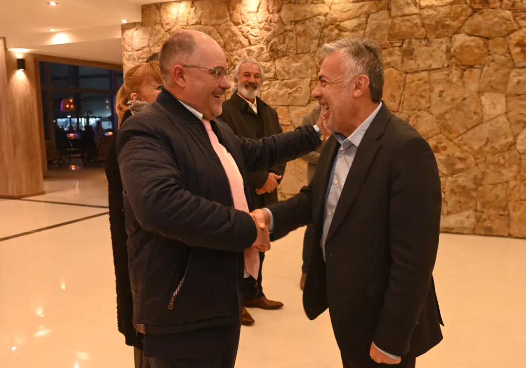 Risas y buena energía entre Laurent Bos y el gobernador Alfredo Cornejo.