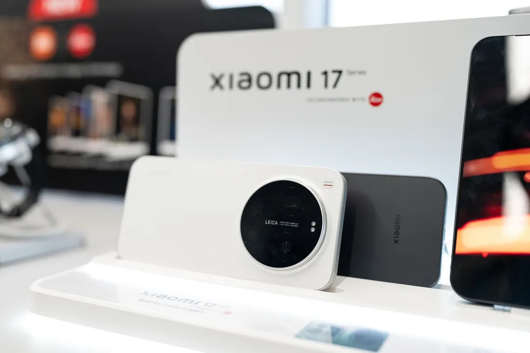 El Xiaomi 17 Ultra incorpora una pantalla plana de 3.500 nits y admite un accesorio de agarre con controles físicos para fotografía.  