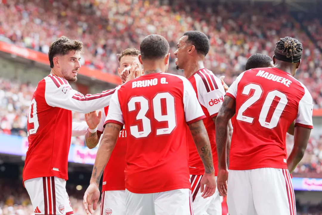 Arsenal podría sumar dos títulos de Premier League.