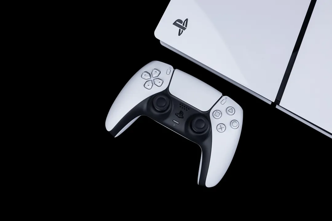 El precio final de la PlayStation 5 chilena cambia al sumar el arancel correspondiente al excedente.