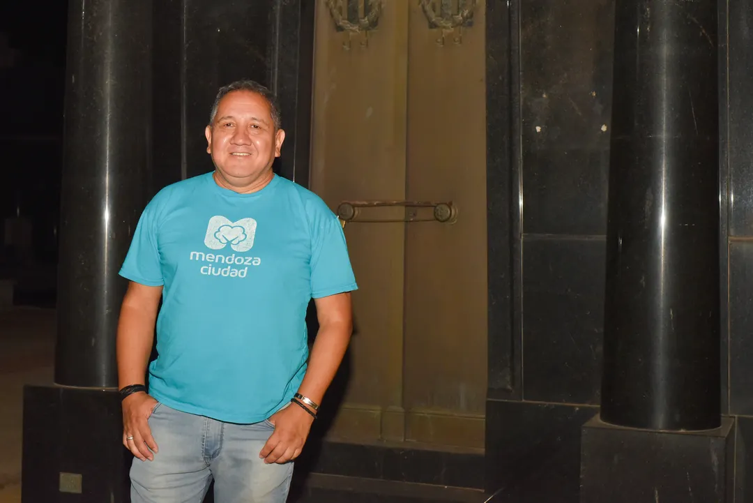 Juan Carlos González, el historiador que busca rescatar las voces del pasado entre las tumbas del cementerio de la Ciudad de Mendoza.