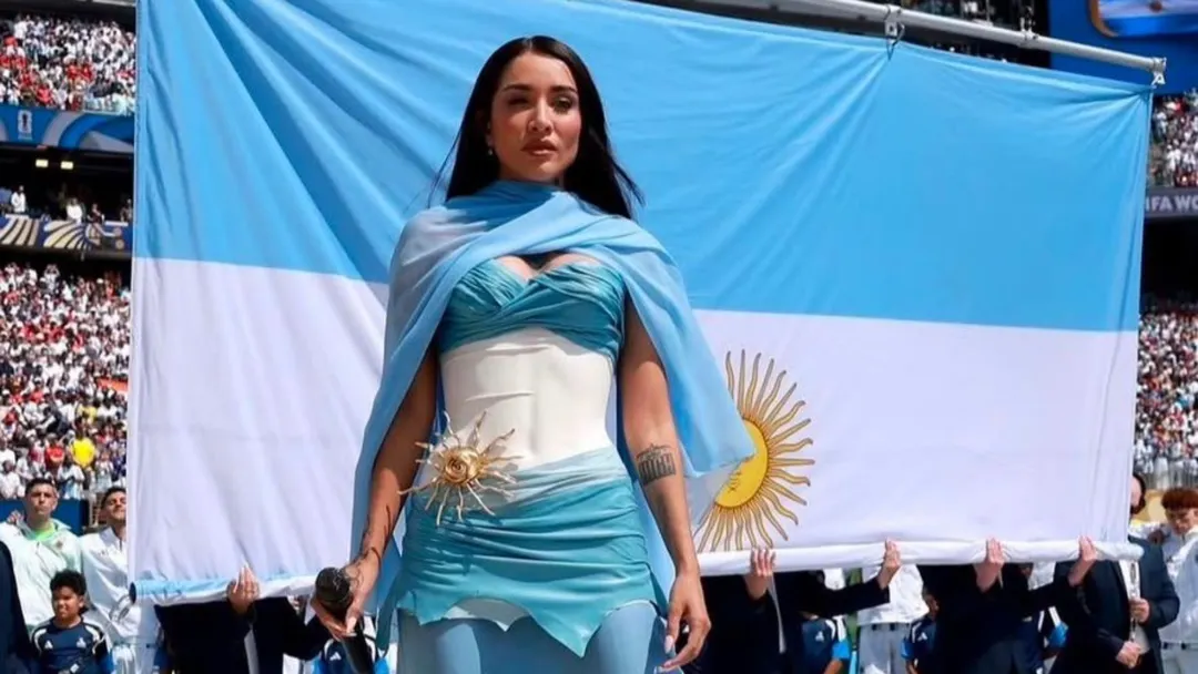 María Becerra cantó el Himno Nacional Argentina antes del partido de Argentina y España.