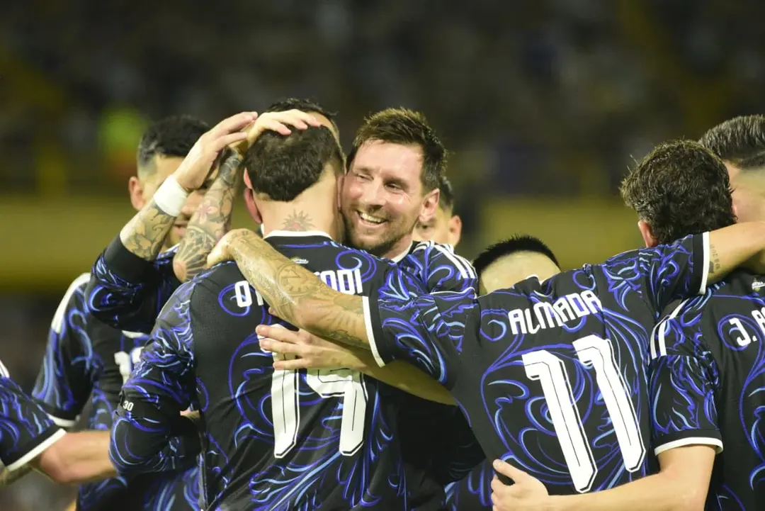 Nuestra Selección argentina de Futbol es una comunidad de hombres que corren unos por otros, que luchan hasta el último aliento.