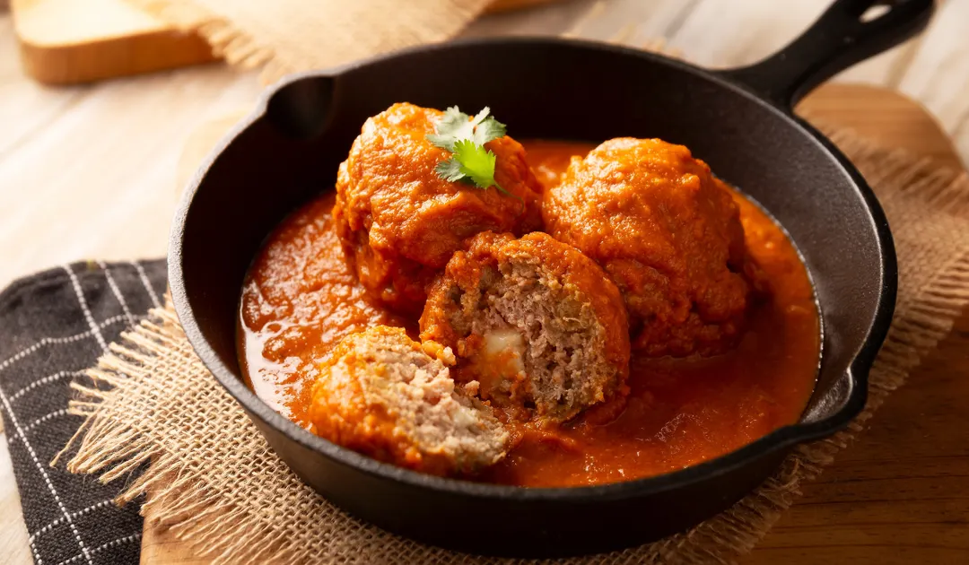El chipotle es un chile jalapeño secado y ahumado, lo que le da a la salsa un sabor característico que combina el picante con notas profundas y ahumadas. ¡Disfruta de esta deliciosa receta!