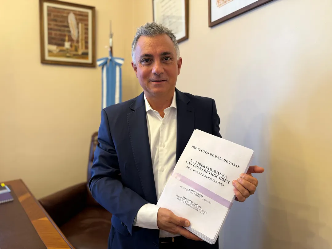 El armador libertario, Sebastián Pareja presentando el proyecto para bajar las tasas municipales en los 116 municipios que La Libertad Avanza tiene representación en los Concejos Deliberantes.