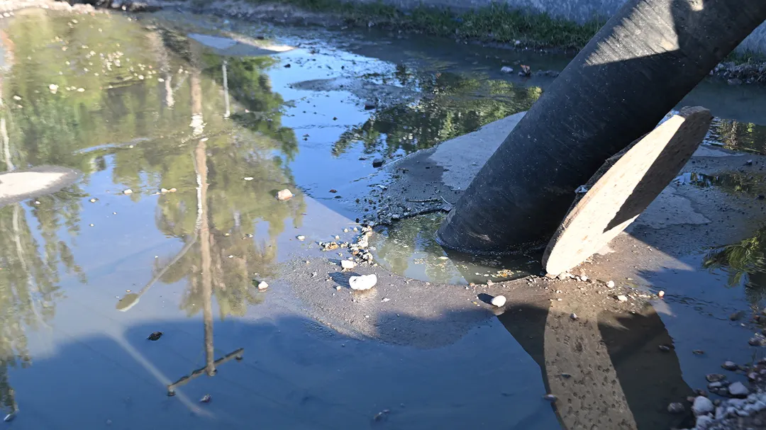 Los desbordes cloacales en Los Corralitos llevan más de dos años.
