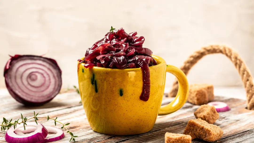En esta receta, el secreto está en la cocción lenta: así se logra la textura espesa y el sabor concentrado típico del chutney.