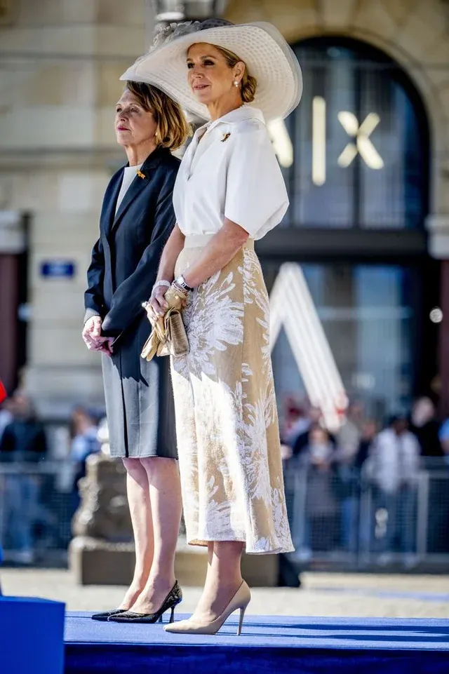 La reina recibió al presidente de Alemania y a su esposa con un conjunto luminoso y artístico que es pura inspiración para eventos de día.